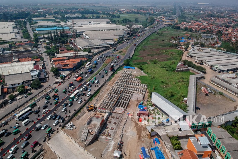 Foto udara pembangunan jalan layang Tol Cisumdawu di pintu keluar Jalan Tol Cileunyi, Kabupaten Bandung, Jawa Barat, Senin (24/11/2019).