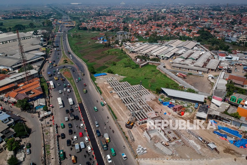 Foto udara pembangunan jalan layang Tol Cisumdawu di pintu keluar Jalan Tol Cileunyi, Kabupaten Bandung, Jawa Barat, Senin (24/11/2019).