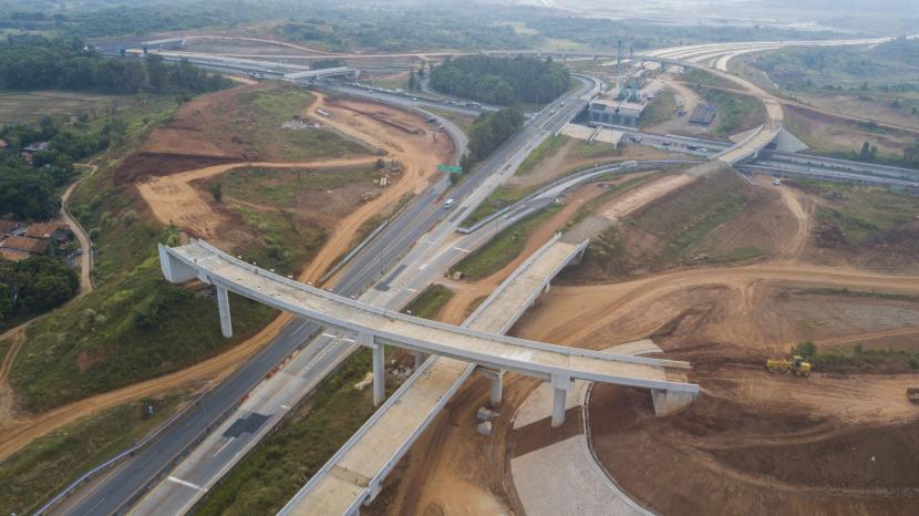 Foto udara pembangunan Jalan Tol Jakarta-Cikampek (Japek) II Selatan di Purwakarta, Jawa Barat, Jumat (12/8/2022). 