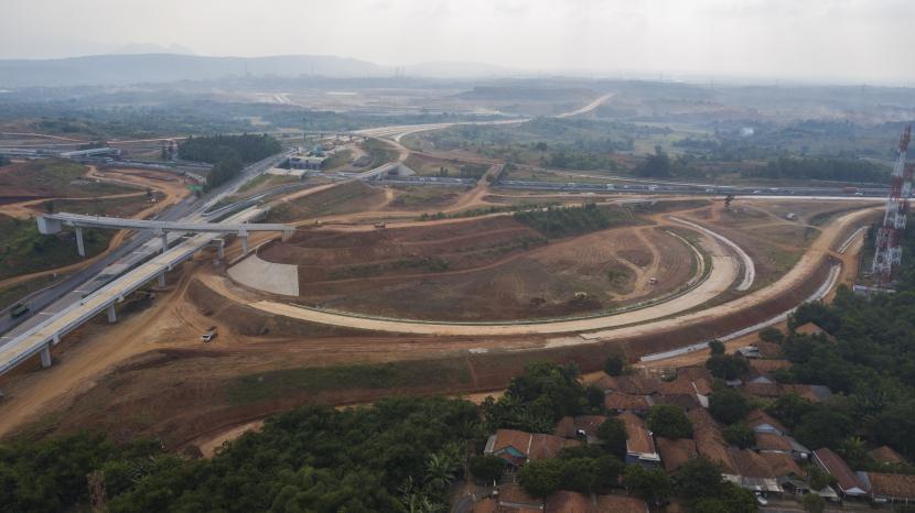 Foto udara pembangunan Jalan Tol Jakarta-Cikampek (Japek) 2 Selatan di Purwakarta, Jawa Barat, Jumat (12/8/2022). Proses pembangunan Tol Japek Selatan sepanjang 27,85 km untuk seksi 3 ruas Sadang-Taman Mekar progres pembangunan telah mencapai 78,10 persen dan ditargetkan dapat selesai 2023. 