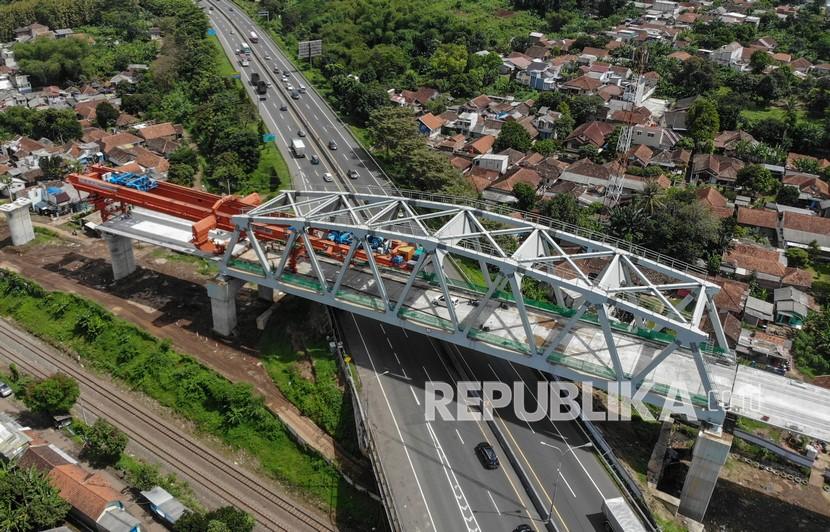 Foto udara pembangunan jembatan pada proyek Kereta Cepat Jakarta Bandung di Padalarang, Kabupaten Bandung Barat, Jawa Barat, Sabtu (27/11/2021). (KCJB) dan LRT Jabodebek. Direktur Jenderal Perkeretaapian Kemenhub, Zulfikri, menargetkan regulasi kereta cepat dan LRT Jabodebek selesai pada awal 2022. 