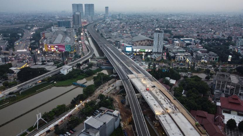 Polisi Pastikan Tol Becakayu Tidak Amblas. Foto:   Foto udara pembangunan konstruksi Jalan Tol Becakayu (Bekasi Cawang Kampung Melayu) Seksi 2A di Bekasi, Jawa Barat, Senin (13/6/2022). Pembangunan konstruksi Jalan Tol Becakayu Seksi 2A ditargetkan selesai pada Juni 2022. 