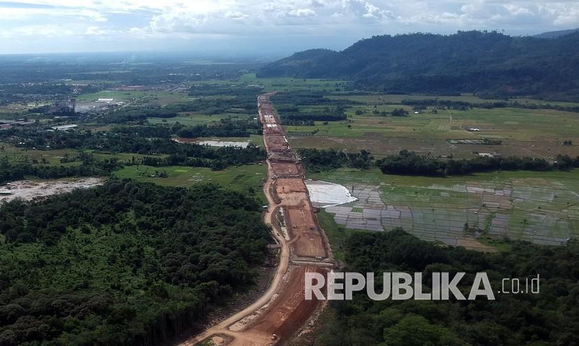 Pembangunan konstruksi ruas jalan tol Padang-Pekanbaru.
