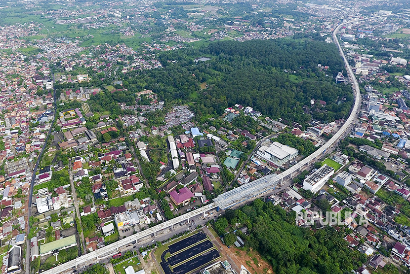 Foto udara pembangunan Light Rail Transit (LRT) Palembang, Sumatra Selatan.