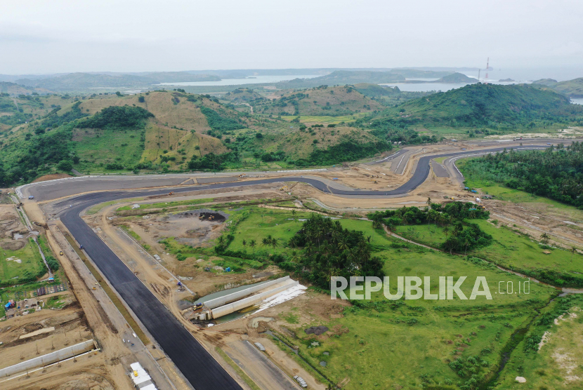 Foto udara pembangunan lintasan sirkuit pada proyek Mandalika International Street Circuit di Kawasan Ekonomi Khusus (KEK) Mandalika, Pujut, Praya, Lombok Tengah, Nusa Tenggara Barat, Selasa (6/4/2021).