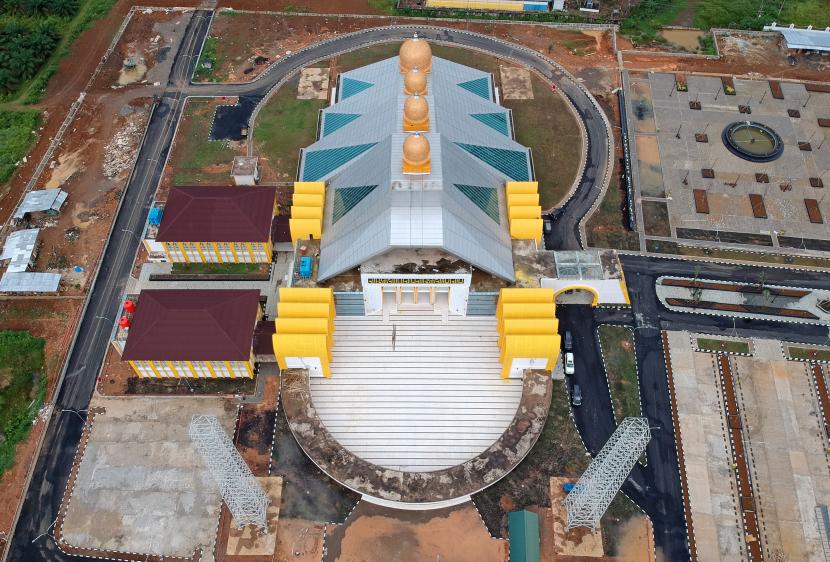 Dharmasraya akan Gelar Festival Pamalayu Edisi Kedua. Foto ilustrasi:  Foto udara pembangunan Masjid Agung Dharmasraya di Gunung Medan, Dharmasraya, Sumatera Barat, Senin (24/1/2022). Pembangunan sarana ibadah di tepi Jalan Lintas Sumatera dengan daya tampung 13 ribu jemaah dan diharapkan menjadi ikon baru kabupaten yang berbatasan langsung dengan Provinsi Jambi itu telah mencapai 90 persen lebih. 