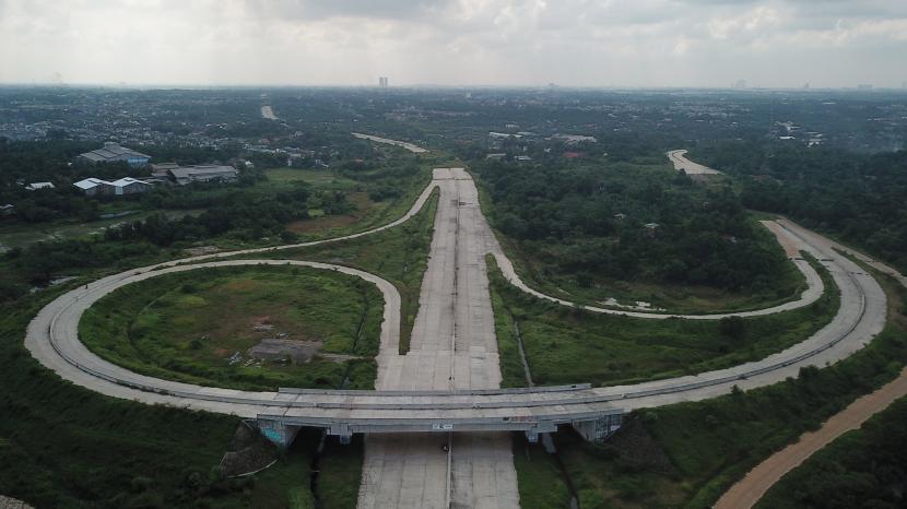 Foto udara pembangunan proyek jalan Tol Cimanggis-Cibitung seksi II di Setu, Kabupaten Bekasi, Jawa Barat, Rabu (8/6/2022). Pembangunan jalan tol seksi II dari Transyogie hingga Cibitung sepanjang 22,8 kilometer telah mencapai 90 persen dengan target selesai pada akhir 2022.