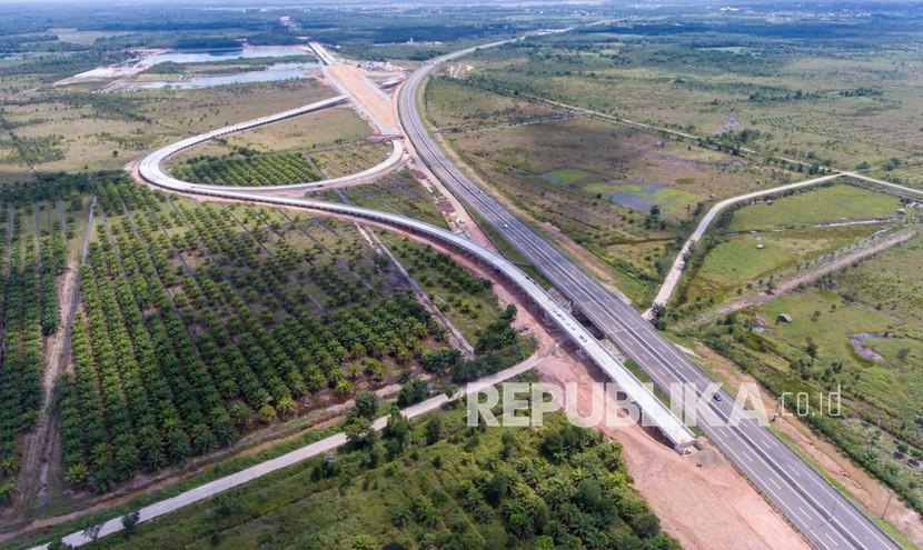 Foto udara pembangunan proyek jalan tol Trans Sumatera ruas Palembang-Bengkulu Seksi Indralaya-Prabumulih di Indralaya, Ogan Ilir (OI), Sumatera Selatan. Telah selesai, pengoperasian jalan Tol Bengkulu untuk mudik menunggu arahan pusat.