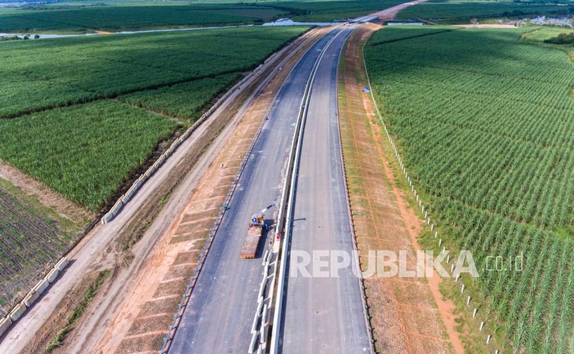 Foto udara pembangunan proyek jalan tol Trans Sumatera ruas Palembang-Bengkulu. Menko Perekonomian Airlangga Hartarto sebut pembangunan jalan tol mendukung Bengkulu.