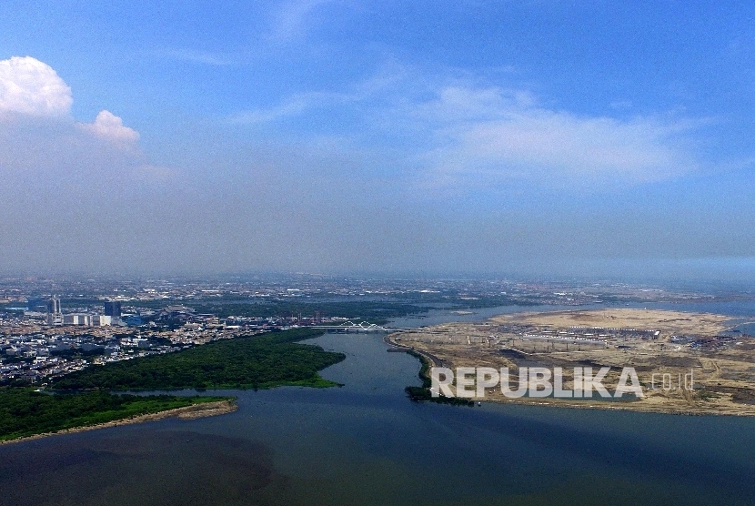Foto udara pembangunan reklamasi pulau C dan D di Pantai Indah Kapuk, Jakarta, Rabu (6/4). 