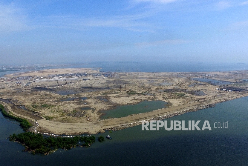 Foto udara pembangunan reklamasi pulau C dan D di Pantai Indah Kapuk, Jakarta, Rabu (6/4). 