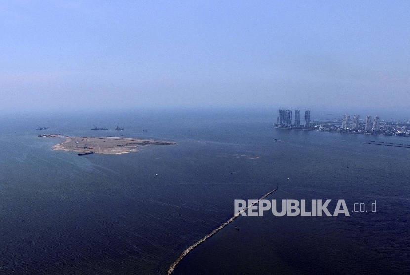  Foto udara pembangunan reklamasi pulau G di Pantai Indah Kapuk, Jakarta, Rabu (6/4).
