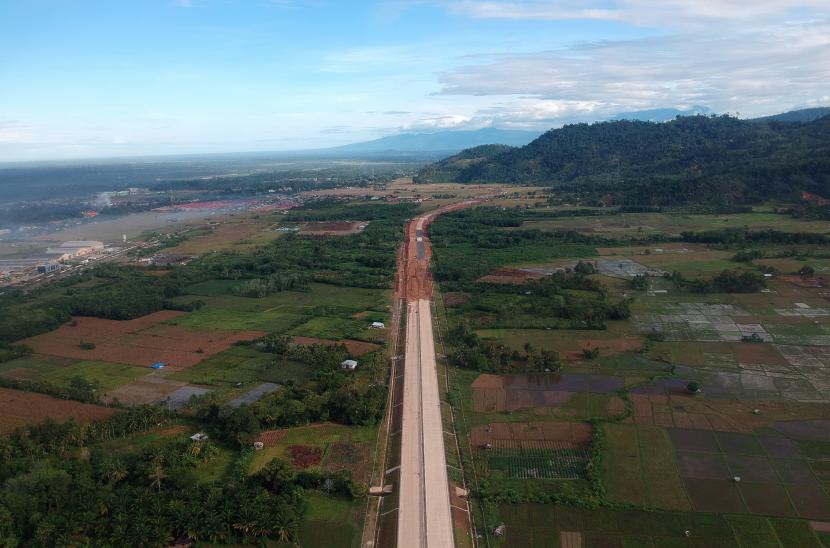 Foto udara pembangunan ruas jalan tol Padang - Pekanbaru di Nagari Kasang, Kabupaten Padangpariaman, Sumatera Barat (ilustrasi)