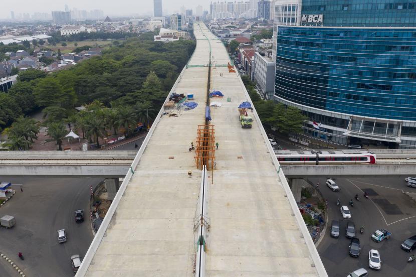 Foto udara pembangunan ruas tol layang Kelapa Gading-Pulogebang di Kelapa Gading, Jakarta, Kamis (15/10). Kementerian PUPR menargetkan untuk membangun 2.724 kilometer jalan tol baru di seluruh Indonesia hingga 2024.