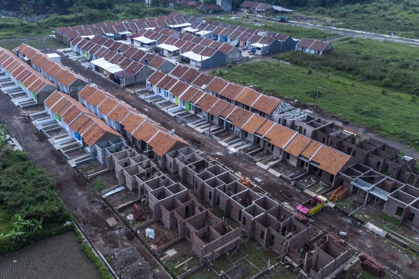 Foto udara pembangunan sebuah perumahan bersubsidi di Kota Tasikmalaya, Jawa Barat, Selasa (14/6/2022). Kepmen PUPR Nomor 689/KPTS/M/2023 lebih mengatur batas harga jual rumah tapak bersubsidi.