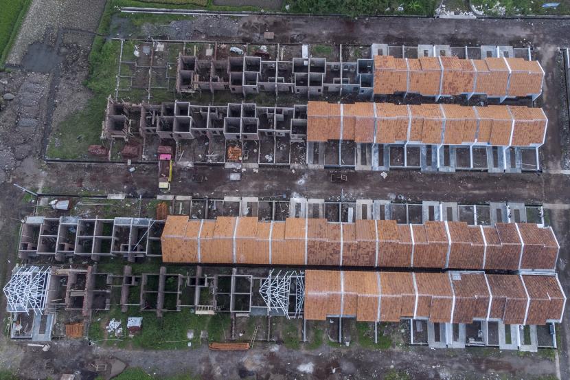 Foto udara pembangunan sebuah perumahan bersubsidi di Kota Tasikmalaya, Jawa Barat, Selasa (14/6/2022). Pemerintah menyiapkan pembiayaan rumah bersubsidi melalui Fasilitas Likuiditas Pembiayaan Perumahan (FLPP) pada tahun 2023 sebanyak 220 ribu unit atau sebesar Rp25,2 triliun untuk masyarakat berpenghasilan rendah. 
