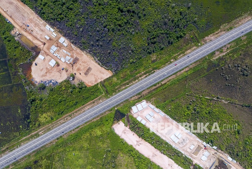 Foto udara pembangunan simpang susun Tol Kayu Agung-Palembang-Betung (Kapal Betung) yang terhubung dengan Tol Palembang-Indralaya (Palindra) di Desa Ibul Besar I, Pemulutan, Ogan Ilir (OI), Sumatra Selatan, Jumat (28/12/2018). 