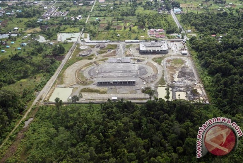 Foto udara pembangunan stadion lintasan atletik Mimika Sport Center yang masih dalam pengerjaan di Mimika untuk PON 2020