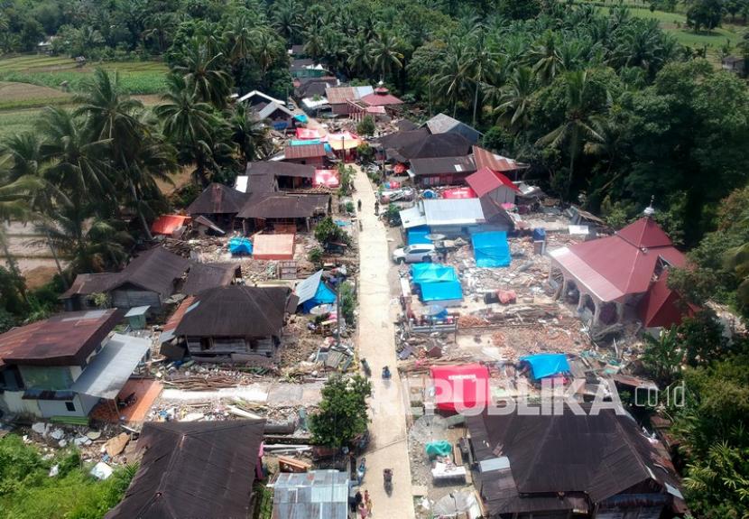 Foto udara pemukiman yang hancur akibat gempa, di Nagari Kajai, Kabupaten Pasaman Barat, Sumatera Barat, Selasa (8/3/2022). 