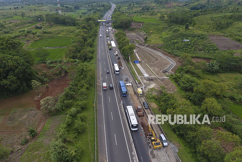 Foto udara pengerjaan perbaikan jalan Tol Purbaleunyi KM 91 di Purwakarta, Jawa Barat, Rabu (23/5). 