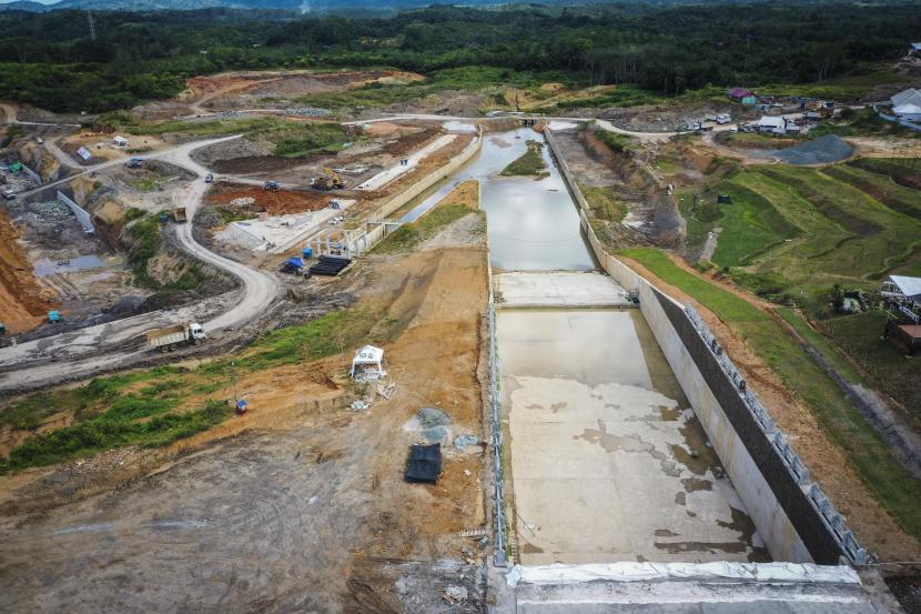 Foto udara pengerjaan proyek Bendungan Sepaku Semoi, Kabupaten Penajam Paser Utara, Kalimantan Timur, Selasa (4/10/2022). Saat ini pengerjaan konstruksi bendungan tersebut sudah mencapai 70 persen, dan ditargetkan akan selesai pada bulan Desember 2022. 