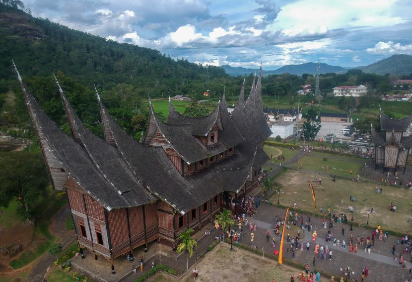 Foto udara pengunjung berwisata di Istano Basa Pagaruyung, Kabupaten Tanah Datar, Sumatera Barat. Sektor pariwisata adalah satu satu potensi Sumbar yang harus digarap secara maksimal. Ilustrasi.