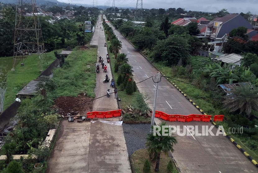 Foto udara penutupan ruas Jalan Ring Road Regional (R3), Kota Bogor, Jawa Barat.