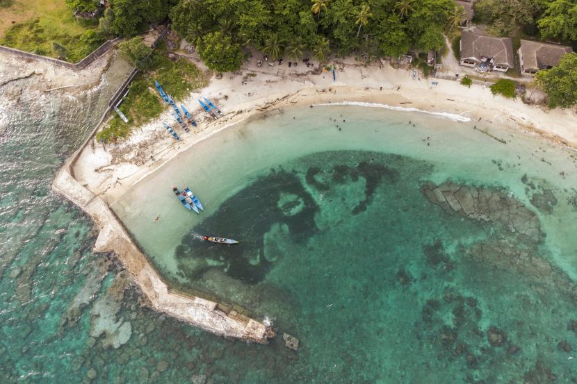 Foto udara perahu nelayan berlabuh di Pantai Santai di Kota Ambon, Provinsi Maluku, Sabtu (29/10/2022). Pantai Santai adalah salah satu potensi wisata alam di bagian selatan Kota Ambon yang belum dikembangkan secara optimal dan kini baru dikelola oleh warga setempat.