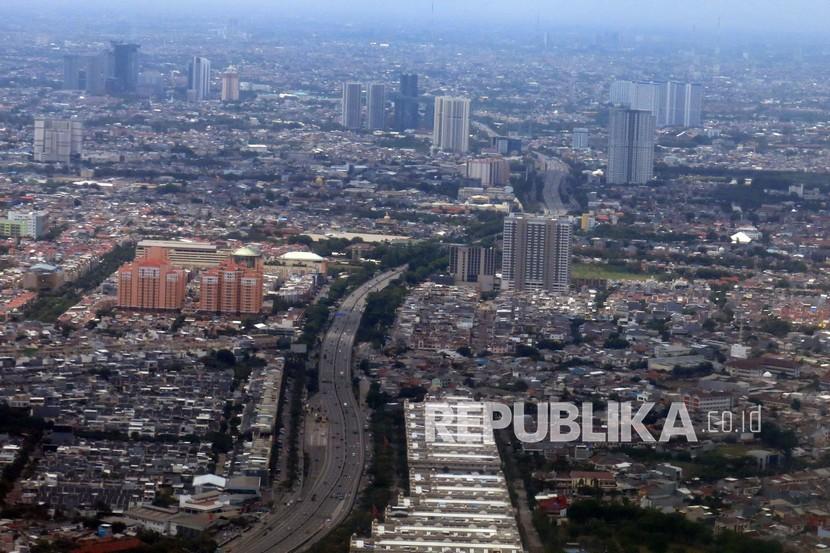 Foto udara permukiman dan gedung bertingkat di Jakarta, Selasa (19/10/2021). Bank Indonesia (BI) optimistis perekonomian Indonesia masih tumbuh positif dan tinggi pada kuartal III 2021 terutama menyusul pelonggaran PPKM dan menggeliatnya perekonomian.