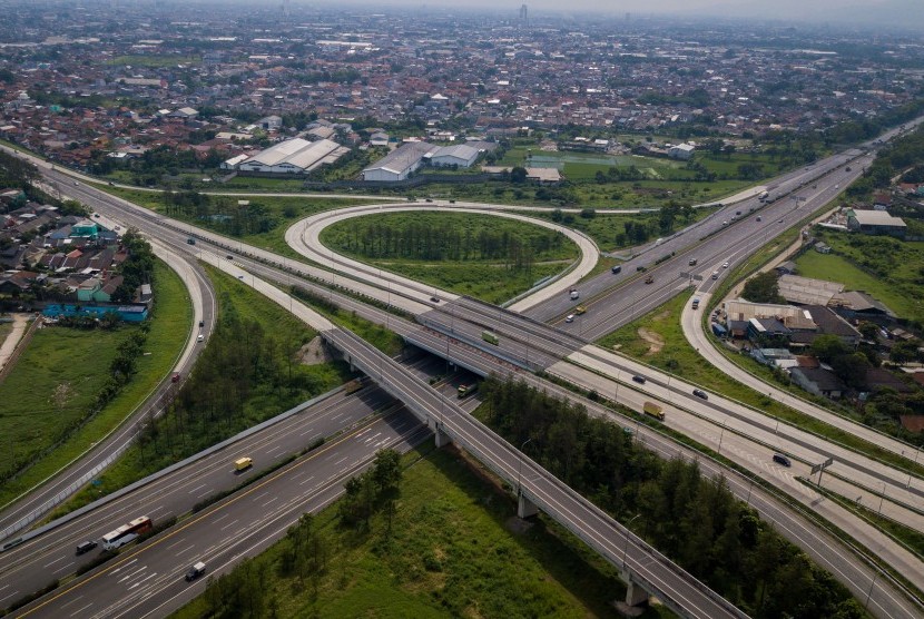 Foto udara persimpangan Jalan Tol Purwakarta-Bandung-Cileunyi (Purbaleunyi) dan Jalan Tol Soreang-Pasir Koja (Soroja) di Bandung, Jawa Barat, Jumat (23/11/2018).