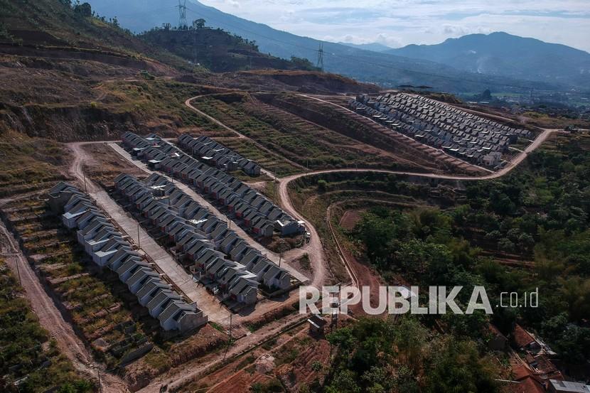 Foto udara perumahan di kaki Gunung Geulis, Cimanggung, Kabupaten Sumedang, Jawa Barat, Jumat (16/10). Badan Pengelola Tabungan Perumahan Rakyat (BP Tapera) menargetkan pembiayaan sebanyak 309 ribu rumah subsidi. 