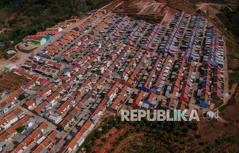 Foto udara perumahan di kaki Gunung Geulis, Cimanggung, Kabupaten Sumedang, Jawa Barat,. Badan Pengelola Tabungan Perumahan Rakyat (BP Tapera) menargetkan dapat menyalurkan kredit kepemilikan rumah sebanyak 75.000 unit di tahun 2021. (ilustrasi)