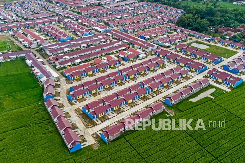 Foto udara perumahan di kawasan Majalaya, Karawang, Jawa Barat, Rabu (9/2/2022). Kementerian Pekerjaan Umum dan Perumahan Rakyat mencatat realisasi Program Sejuta Rumah pada 2021 mencapai 1.105.707 unit rumah di seluruh Indonesia. 