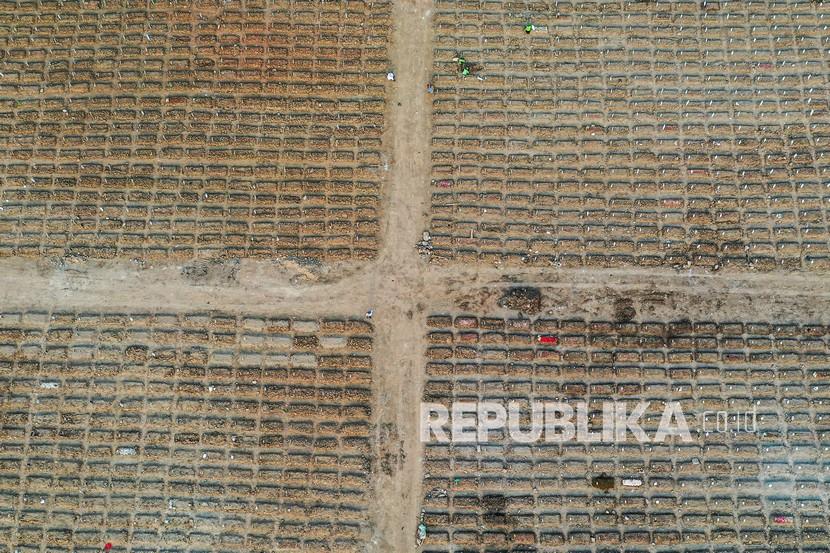 Pemerintah Provinsi DKI Jakarta akan mencarikan solusi mengenai amblesnya sebagian makam di TPU Rorotan, Jakarta Utara. (Foto: Area pemakaman khusus COVID-19 di TPU Rorotan, Cilincing, Jakarta Utara)