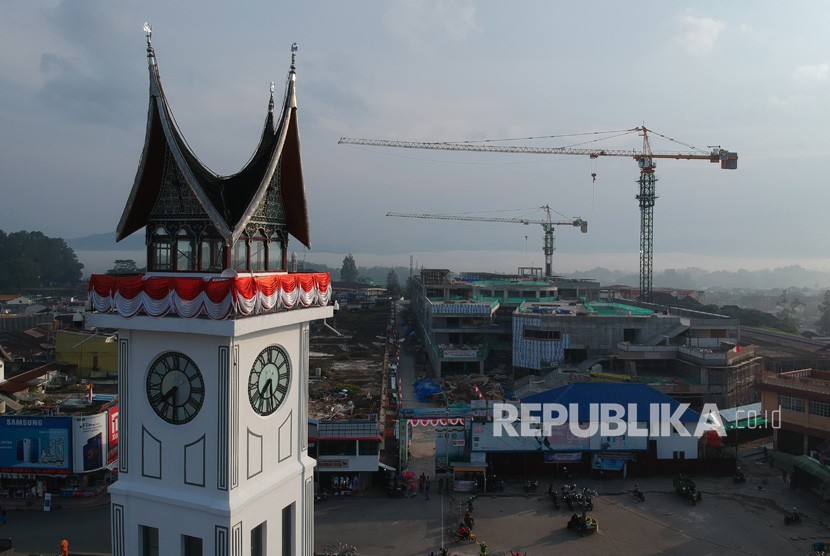 Foto udara progres pembangunan Pasar Atas Bukittinggi, Sumatera Barat, Kamis (22/8/2019).