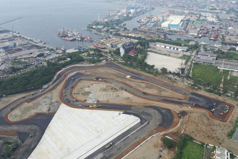 Foto udara progres pembangunan Sirkuit Jakarta International E-Prix Circuit (JIEC) di kawasan Taman Impian Jaya Ancol, Jakarta, Rabu (30/3/2022). Sirkuit yang memiliki lintasan sepanjang 2.400 meter yang terdiri dari 18 tikungan dan panjang trek lurus sekitar 527 meter pembangunnya saat ini telah mencapai 87,9 persen yang dijadwalkan akan digunakan pada 4 Juni mendatang.