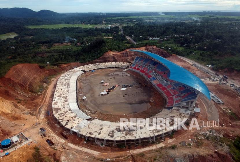 Foto udara progres pembangunan Stadion Utama Sumatera Barat, di Sikabu, Lubuk Alung, Kabupaten Padangpariaman, Sumatera Barat, Rabu (4/11/2020). Meskipun pembangunan belum selesai 100 persen, Pemprov Sumbar menyatakan stadion tersebut layak digunakan sebagai lokasi pembukaan Musabaqah Tilawatil Quran (MTQ) Tingkat Nasional ke28 pada 12 November 2020.