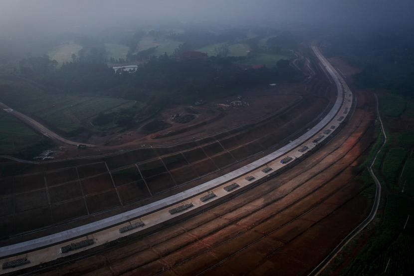 Foto udara proyek Jalan Tol Cileunyi-Sumedang-Dawuan seksi I di Jatinangor, Kabupaten Sumedang, Jawa Barat.