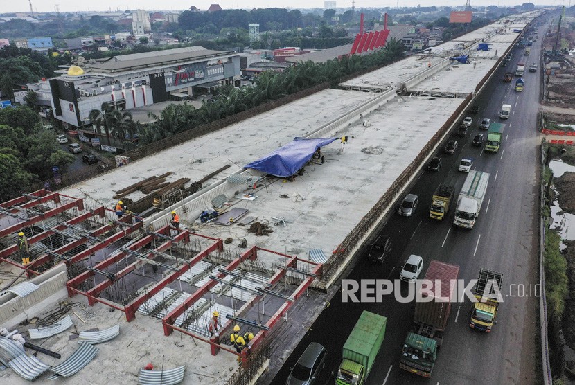 Foto udara proyek Jalan Tol Layang Jakarta-Cikampek di KM 19, Bekasi, Jawa Barat, Kamis (16/5/2019). 