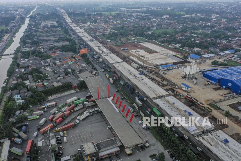 Foto udara proyek Jalan Tol Layang Jakarta-Cikampek di KM 19, Bekasi, Jawa Barat, Kamis (16/5/2019).