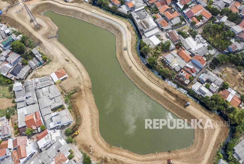 Foto udara proyek naturalisasi Waduk Kampung Rambutan di Jakarta, Senin (7/10/2019).