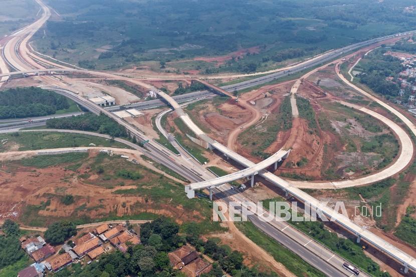 Foto udara proyek pembagunan Jalan Tol Jakarta - Cikampek II Selatan. ilustrasi