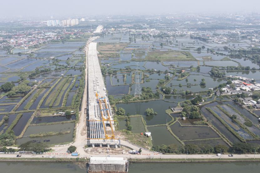 Foto udara proyek pembangunan Jalan Tol Cibitung-Cilincing (JTCC) seksi 4 di Marunda, Cilincing, Jakarta Utara, Selasa (19/7/2022). Ruas Tol Cibitung-Cilincing sepanjang 34,77 kilometer tersebut merupakan salah satu Proyek Strategis Nasional (PSN).