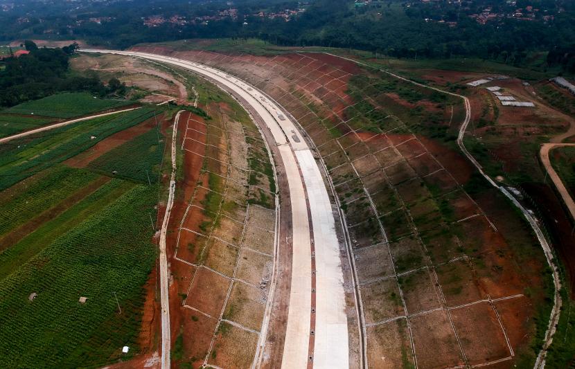 Foto udara proyek pembangunan Jalan Tol Cileunyi-Sumedang-Dawuan (Cisumdawu) di Jatinangor, Kabupaten Sumedang, Jawa Barat, Jumat (19/3/2021). 