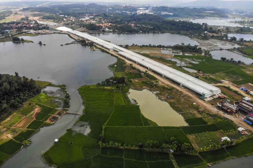Foto udara proyek pembangunan Jalan Tol Jakarta-Cikampek (Japek) II Selatan di Karawang, Jawa Barat. Jika telah rampung, jalan tol ini dapat memangkas waktu tempuh Jakarta-Purwakarta dari sisi selatan.