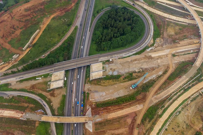 Foto udara proyek pembangunan Jalan Tol Jakarta - Cikampek II Selatan.