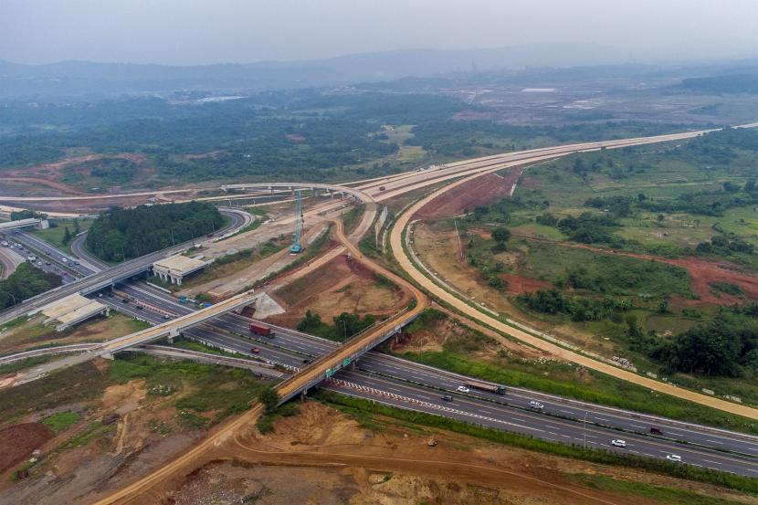 Foto udara proyek pembangunan Jalan Tol Jakarta - Cikampek II Selatan Seksi 3 di Purwakarta, Jawa Barat, Minggu (24/4/2022). 