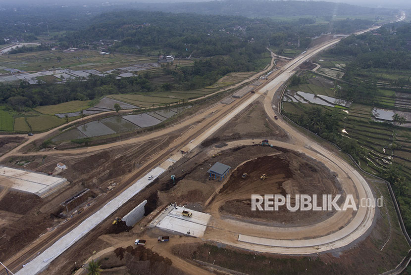 Foto udara proyek pembangunan jalan tol Semarang-Solo seksi IV di Boyolali, Jawa Tengah (19/5). 