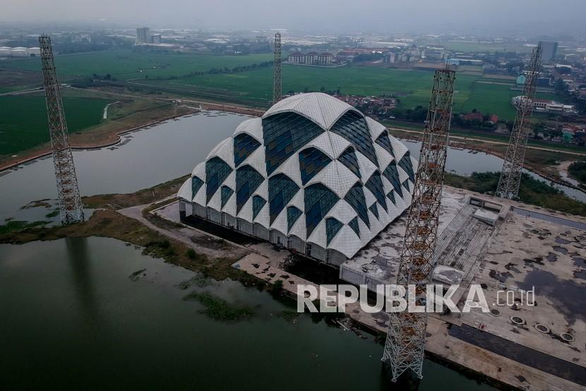 Foto udara proyek pembangunan Masjid Al Jabbar di Gedebage, Bandung, Jawa Barat (ilustrasi)
