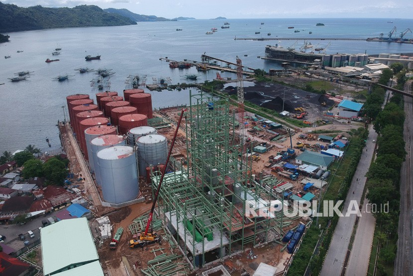 Foto udara proyek pembangunan pabrik minyak sawit (crude palm oil/CPO) di kawasan Teluk Bayur, Padang, Sumatera Barat, Rabu (15/1/2020). 